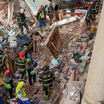 las maniobras de rescate se complicaron debido a un tanque de gas grande y pedazos de losa y pared pesados que tuvieron que ser movidos con grúas y aparatos especiales Foto: Protección Civil