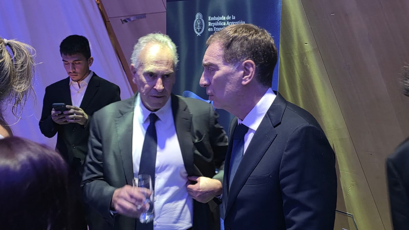 El empresario Marcelo Mindlin conversa con el jefe de Gabinete Diego Santilli durante la recepción oficial en la Embajada de la República Argentina en Francia.