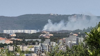 El humo se eleva desde