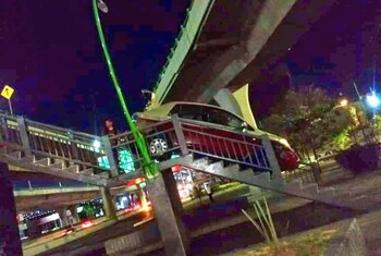 El conductor quedó atorado en