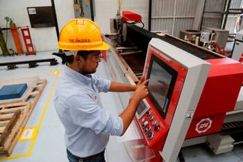 Trabajadores de Grupo Plasma Automotive