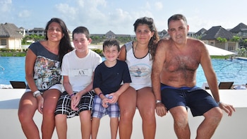 La Hersztenkraut, con mamá Karina,