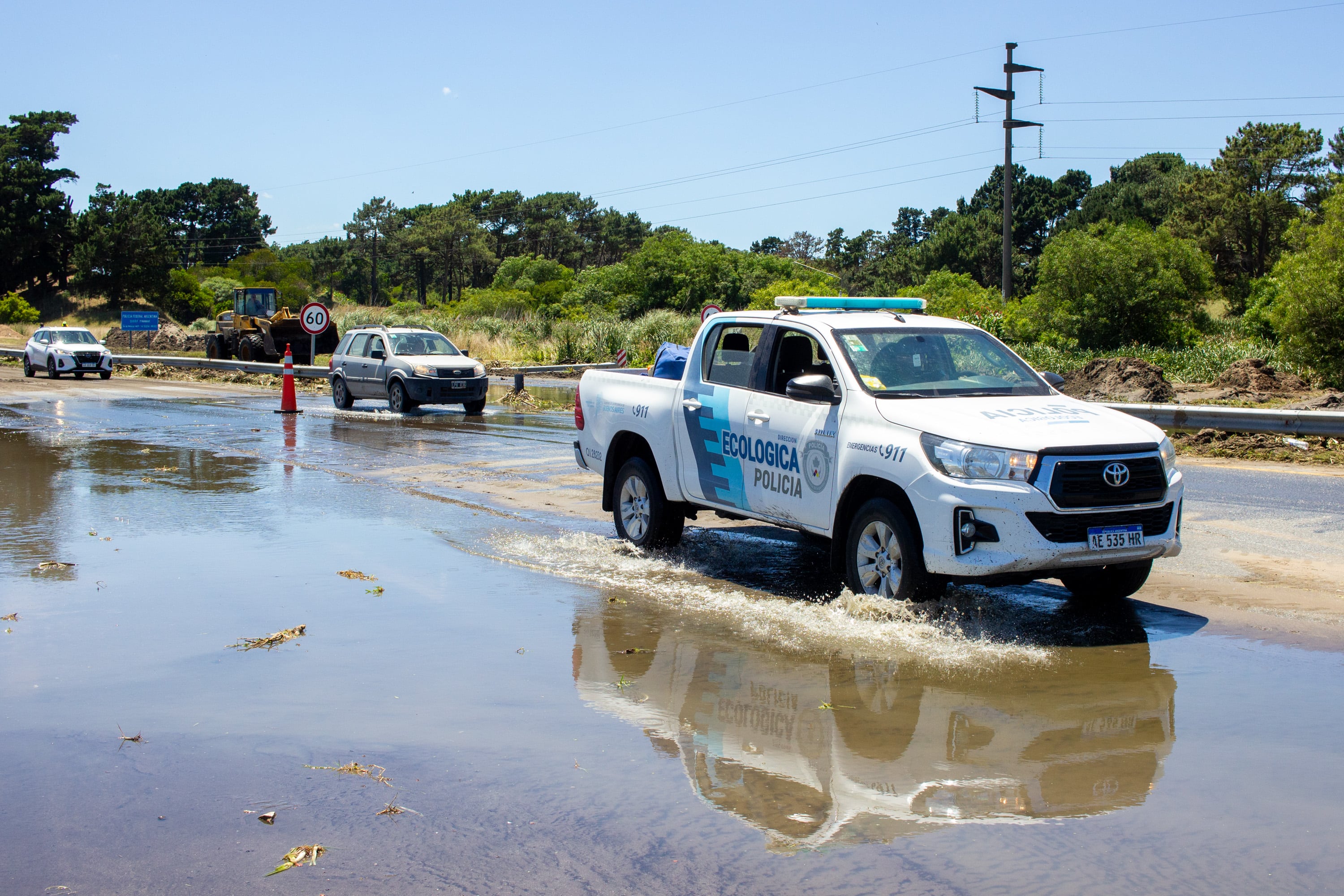 Las labores de saneamiento y control vial seguirán en la zona afectada de Pinamar hasta que se retire totalmente el desborde cloacal y se normalice la circulación sobre la Ruta 11 (Crédito: Pablo Klauffer)