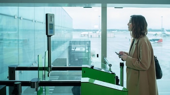 Bruselas ve "imposible" suspender el control digitalizado EES para aliviar esperas en aeropuertos este verano
