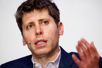 Sam Altman durante una sesión pública hablando sobre habilidades blandas