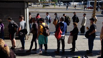 Los pasajeros hacen largas filias