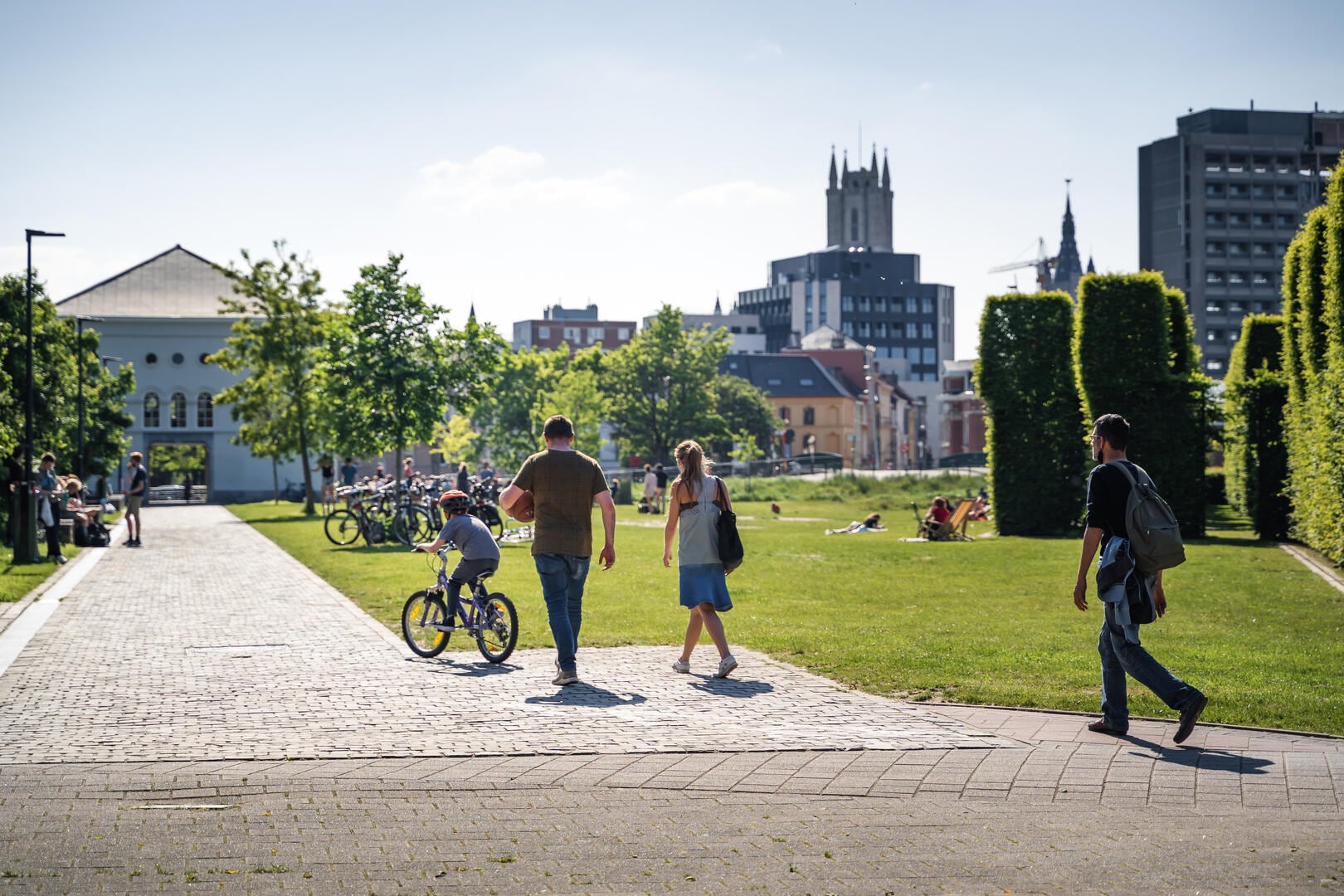 Ciclistas y paseantes en el parque de esta zona residencial. (Oficina oficial de Turismo de Gent)