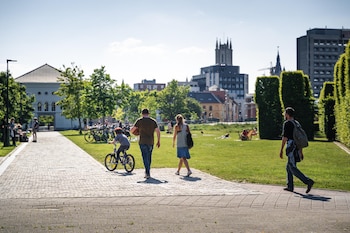Ciclistas y paseantes en el parque. (Oficina oficial de Turismo de Gent)