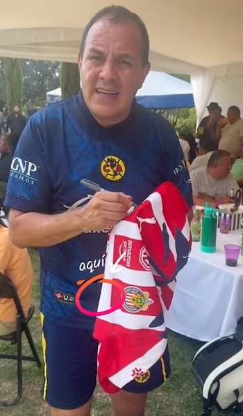 La escena ocurrió luego de que el exfutbolista firmara y empujara con el pie una camiseta del Guadalajara.