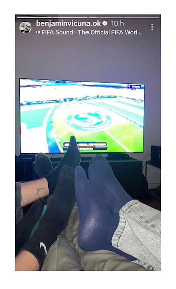Benjamín Vicuña y sus hijos viendo el partido de la Selección Argentina
