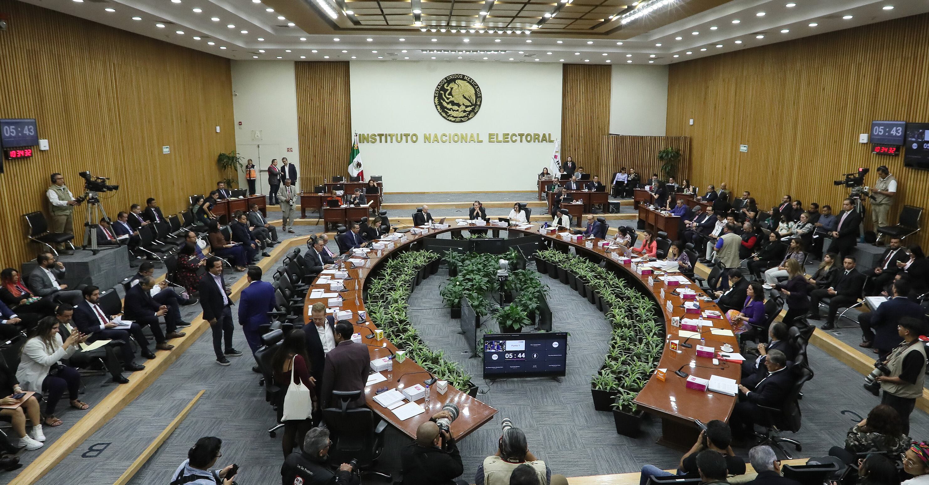 Fotografía del pleno del Consejo General del Instituto Nacional Electoral, durante la sesión extraordinaria este viernes, en Ciudad de México (México). EFE/ Mario Guzmán