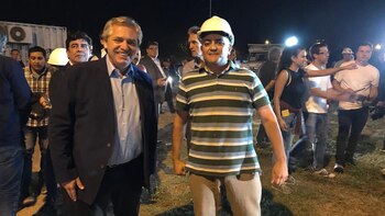 Alberto Fernández junto a uno