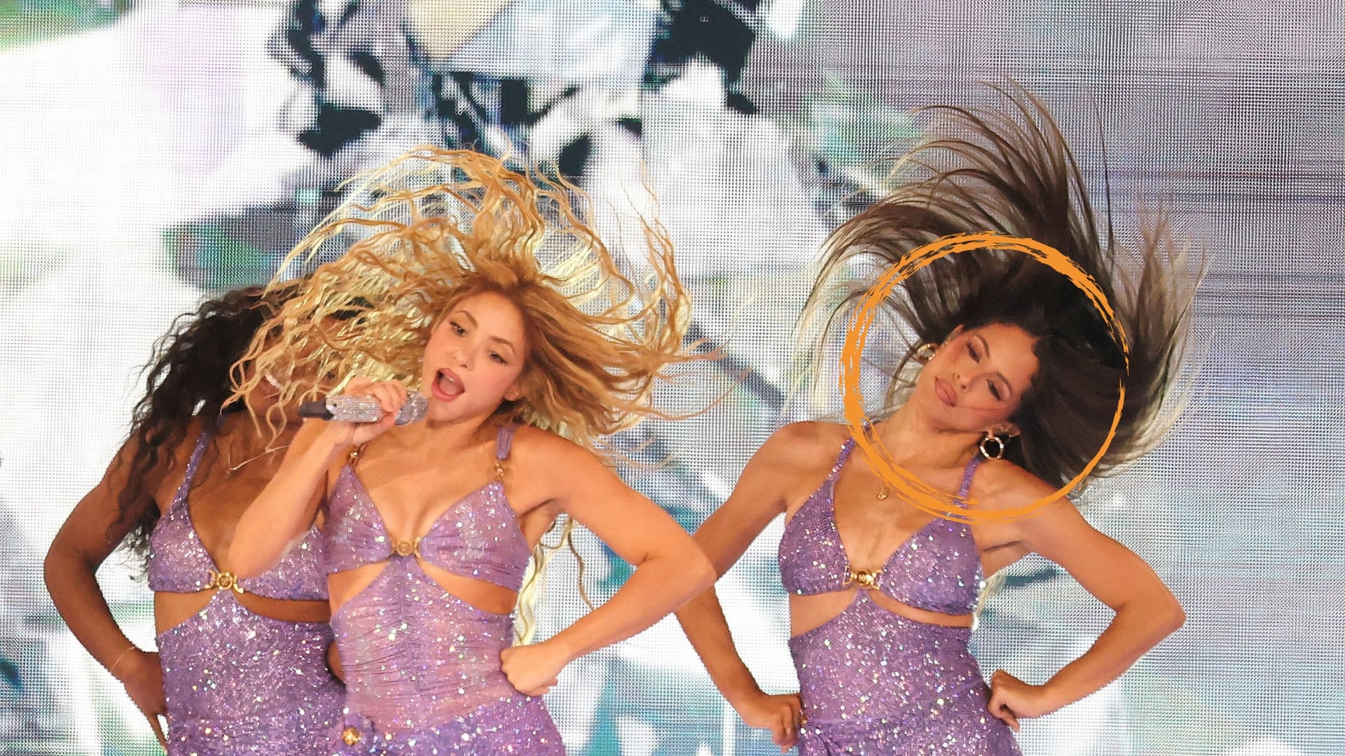 Shakira, durante uno de sus conciertos en Madrid, y a su izquierda la bailarina española Natalia Palomares. (REUTERS/Susana Vera)
