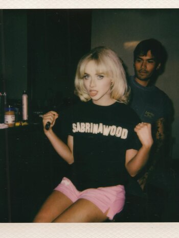 Carpenter apareció con una camiseta negra con la inscripción “SABRINAWOOD” y micro shorts rosa pastel, consolidando la identidad visual de la gira (Instagram)