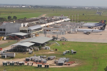 El aeropuerto Viru Viru de Santa Cruz fue el escenario de la entrega de Gerson Palermo a las autoridades brasileñas (EFE)