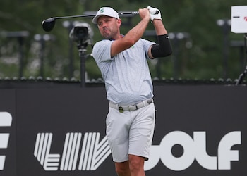 Charl Schwartzel finalizó E22 en el LIV Golf Bedminster (Credit: Vincent Carchietta-USA TODAY Sports)
