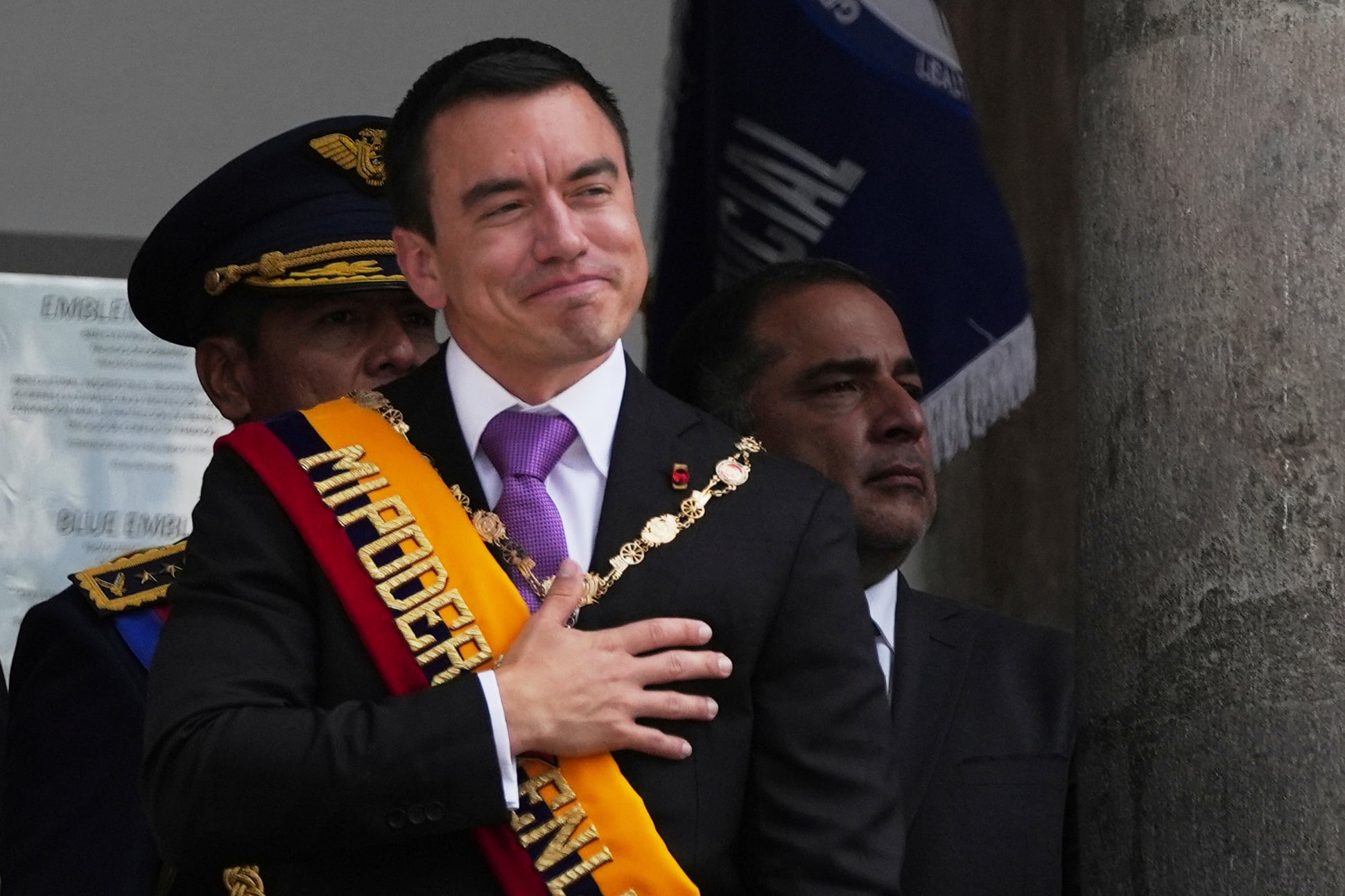 ARCHIVO - El presidente de Ecuador, Daniel Noboa, se presenta ante sus simpatizantes en el balcón del palacio presidencial tras su toma de posesión, en Quito, Ecuador, el 24 de mayo de 2025 (AP Foto/Carlos Noriega, Archivo)