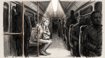 Dibujo a lápiz de una mujer sentada en un vagón de metro que sujeta su bolso, rodeada de siluetas oscuras de otros pasajeros.