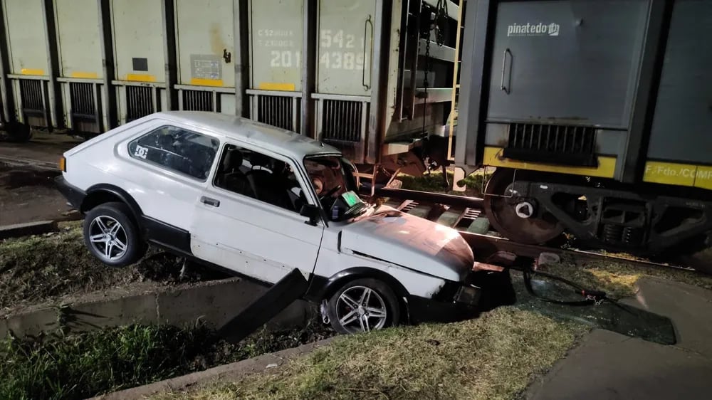 El conductor del Fiat 147 fue trasladado de urgencia al Hospital El Carmen tras el choque