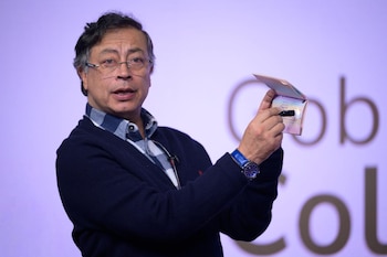 El presidente Gustavo Petro muestra