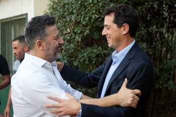 Gustavo Menéndez junto al ministro