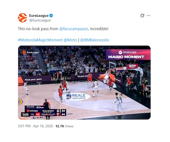 Captura de pantalla de un tuit que muestra a jugadores de baloncesto en una cancha durante un partido de la EuroLeague