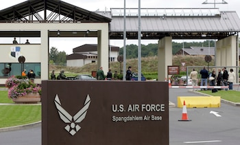 La entrada principal de la base aérea estadounidense en Spangdahlem, al oeste de Alemania, se ve el 11 de septiembre de 2007 (AP/Roberto Pfeil/Archivo)