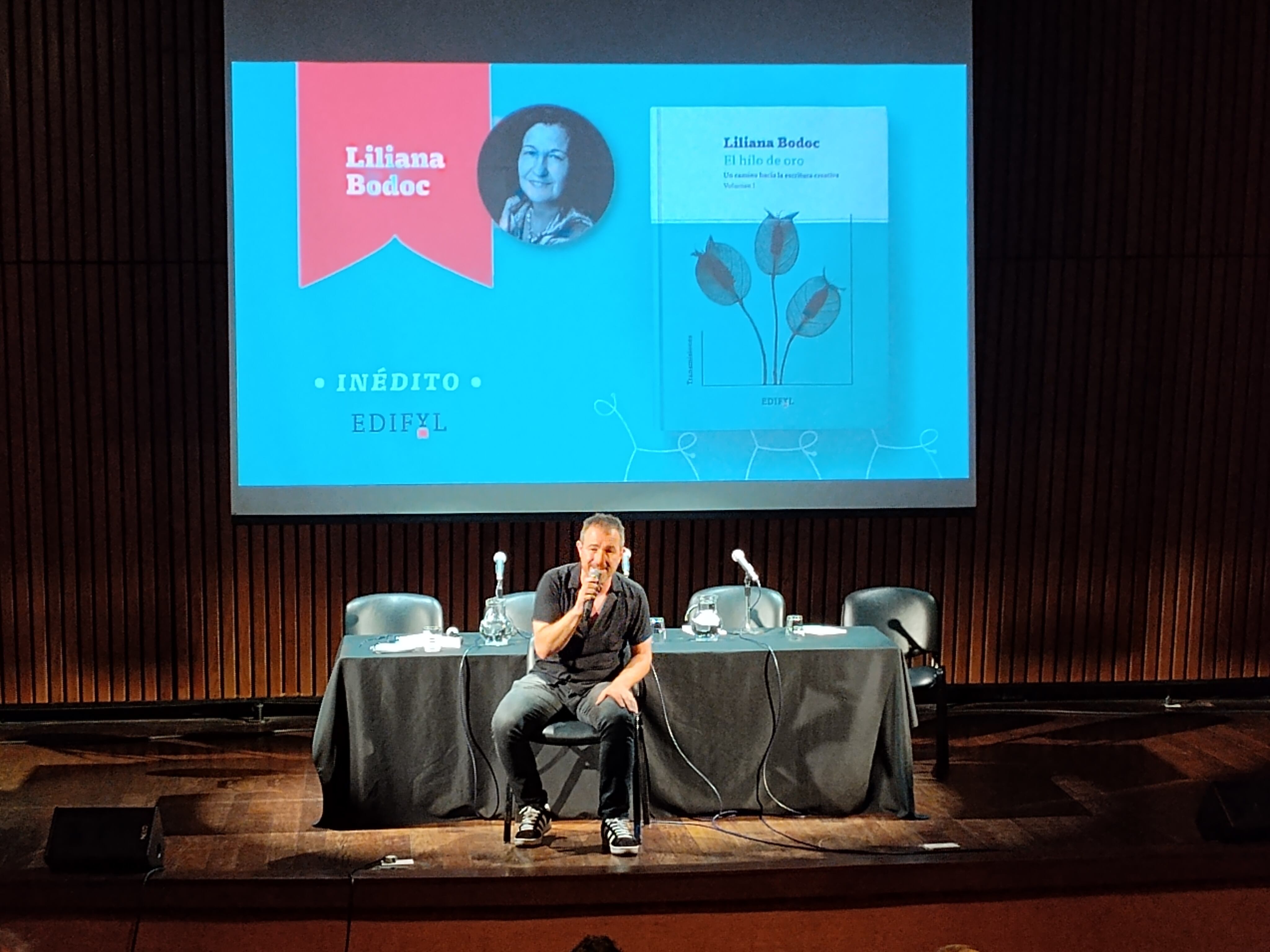 Galileo, el hijo de Liliana Bodoc, en la presentación de