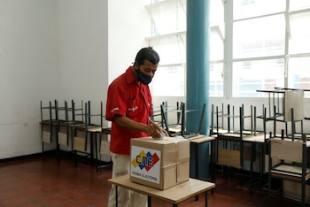 Un hombre vota en una