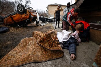 SENSITIVE MATERIAL. THIS IMAGE MAY OFFEND OR DISTURB Serhii Lahovskyi, 26, mourns by the body of his friend Ihor Lytvynenko, who according to residents was killed by Russian Soldiers, after they found him beside a building's basement, amid Russia's invasion of Ukraine in Bucha, Ukraine April 5, 2022. REUTERS/Zohra Bensemra REFILE - CORRECTING SPELLING OF NAMES TPX IMAGES OF THE DAY