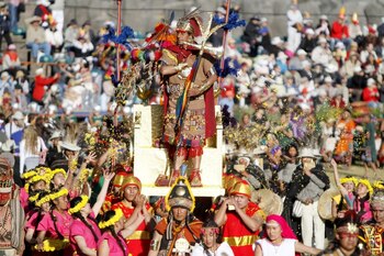 Los rayos del sol iluminan