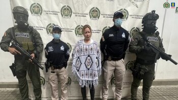 带着西班牙的引渡令进入毒贩 “马丁·巴拉” 的姐姐别名 “La Mona” 的监狱