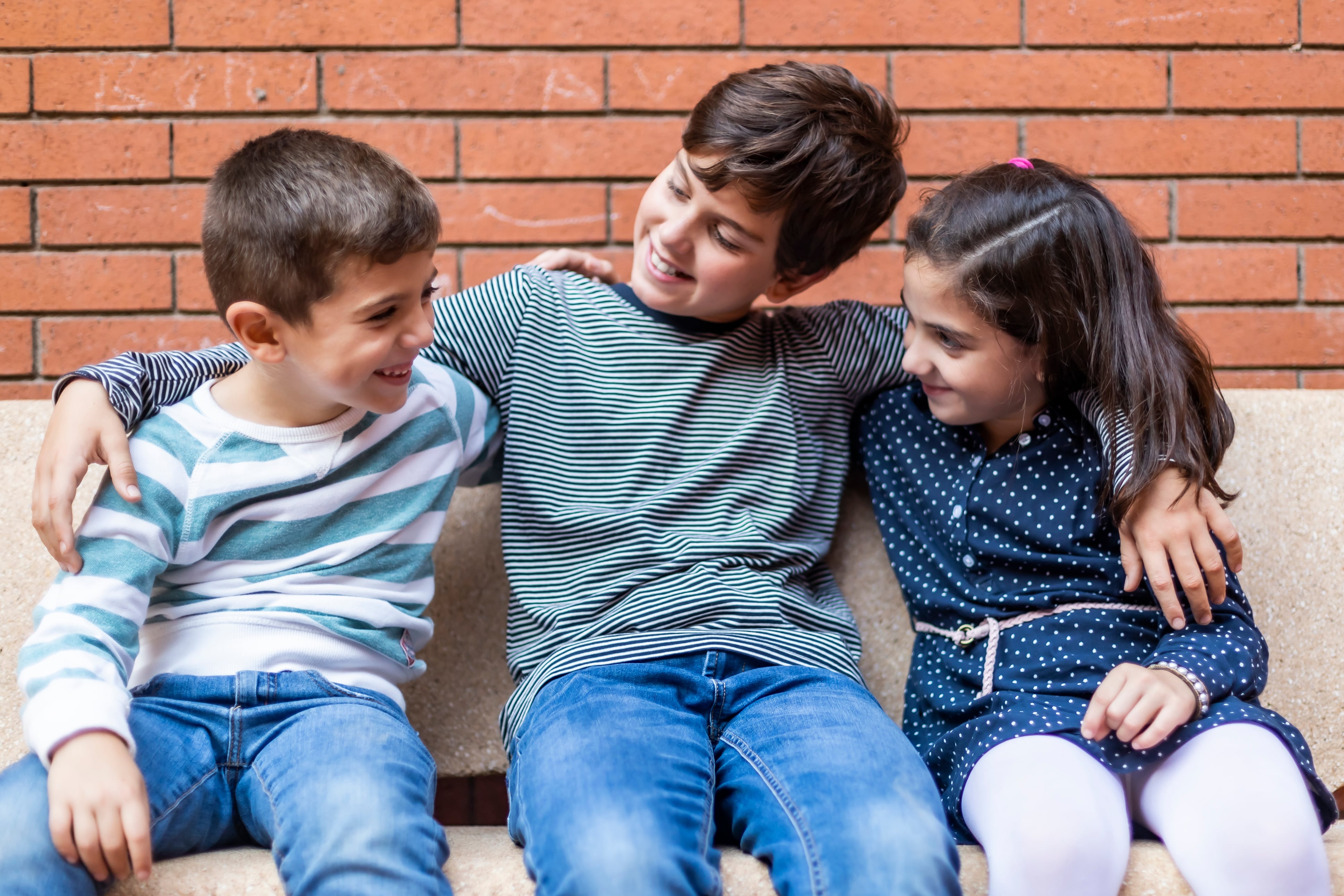 La teoría del orden de nacimiento sugiere que la posición entre hermanos influye en la personalidad, pero no es un diagnóstico oficial (Freepik)