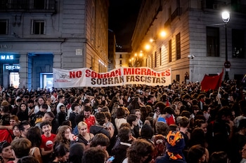 Decenas de personas se manifiestan en contra de la concentración promovida por Núcleo Nacional. (Europa Press)