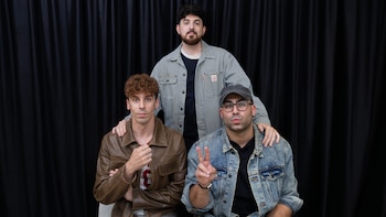 La banda de rock 'Veintiuno' presenta en una entrevista su nueva canción 'Troya'