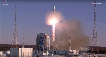 En esta imagen de un video en vivo difundido por Roscosmos, un cohete Soyuz despega de un sitio de lanzamiento el martes 5 de noviembre de 2024, en el cosmódromo de Vostochny, en el oriente de Rusia. Su cargamento incluye dos satélites construidos por Irán
(Roscosmos vía AP)