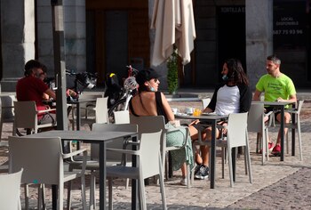 Varias personas disfrutan de la