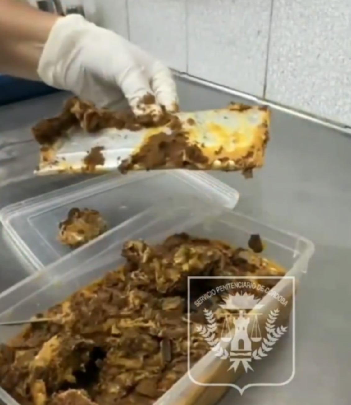 El celular encontrado dentro de la chocortorta (El Doce.tv)