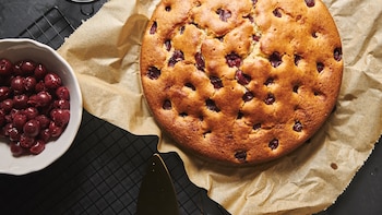 Receta de clafoutis de cerezas, la tarta típica de Francia con fruta de temporada que sorprende por su extrema sencillez.