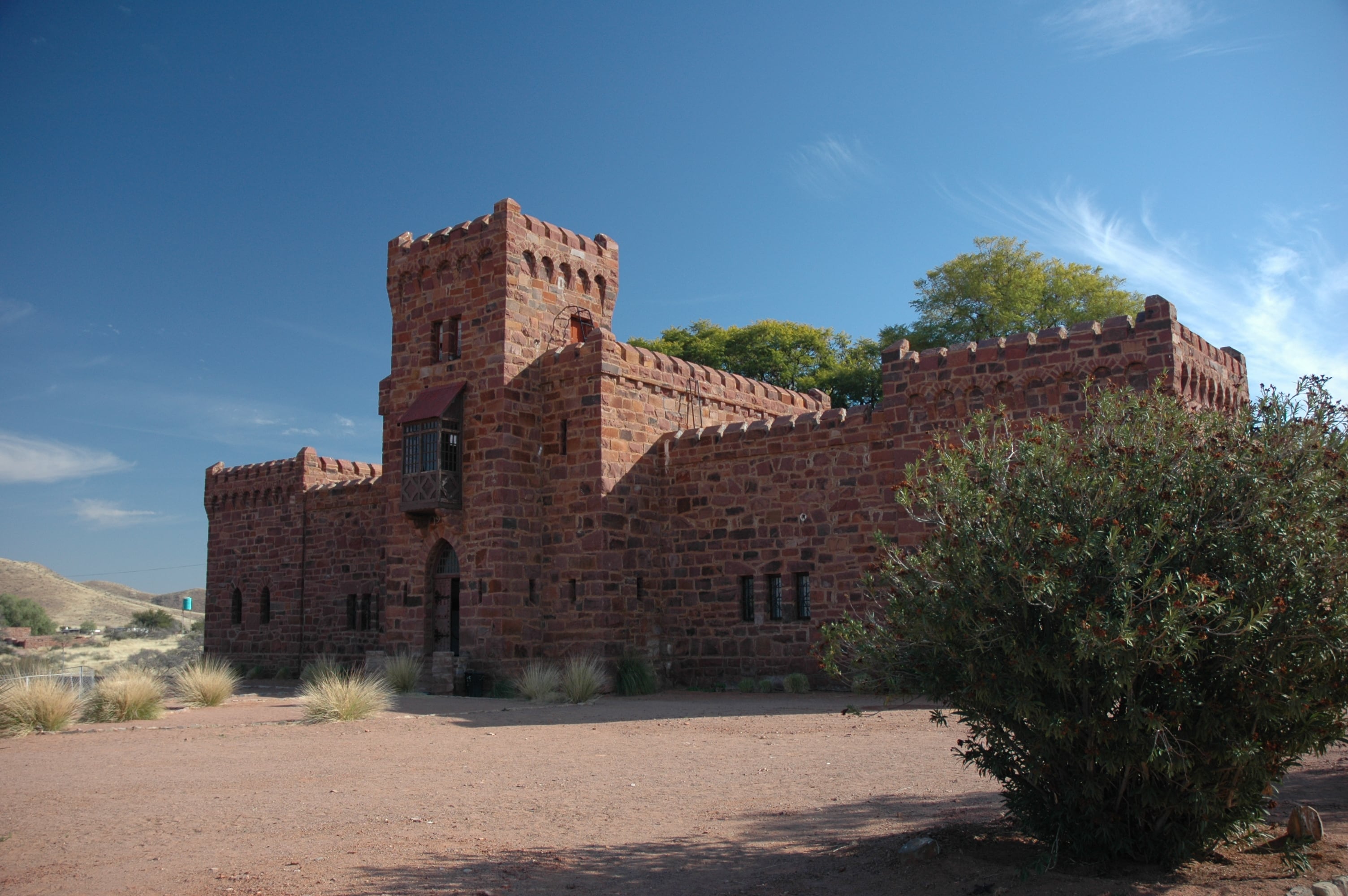 Una fortaleza de piedra roja con torreones y almenas se alza en pleno Hardap desde 1909, fruto de una historia de amor. (Wikimedia/Calips)