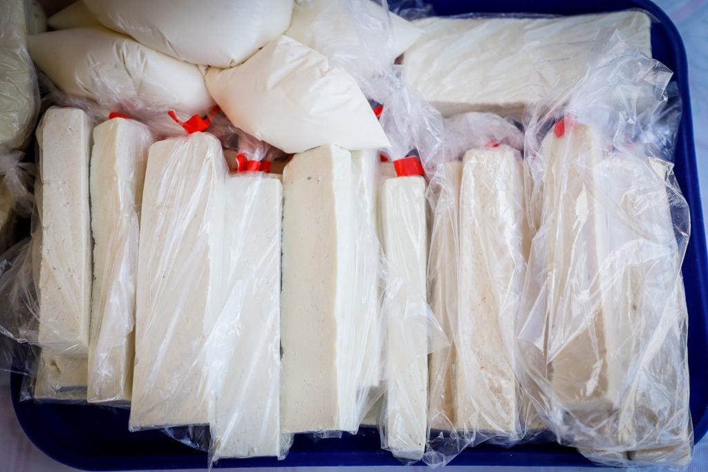 Diferentes productos lácteos pesados y empaquetados para su venta (foto: MAG)