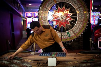 Un trabajador sirve un juego