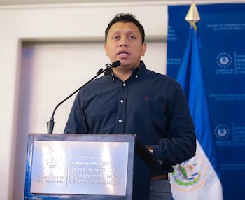 Daniel Platero informó que la entrega de créditos se realizó en la zona occidental y central, y que habrá una jornada similar en San Miguel./ (Secretaría de Prensa)
