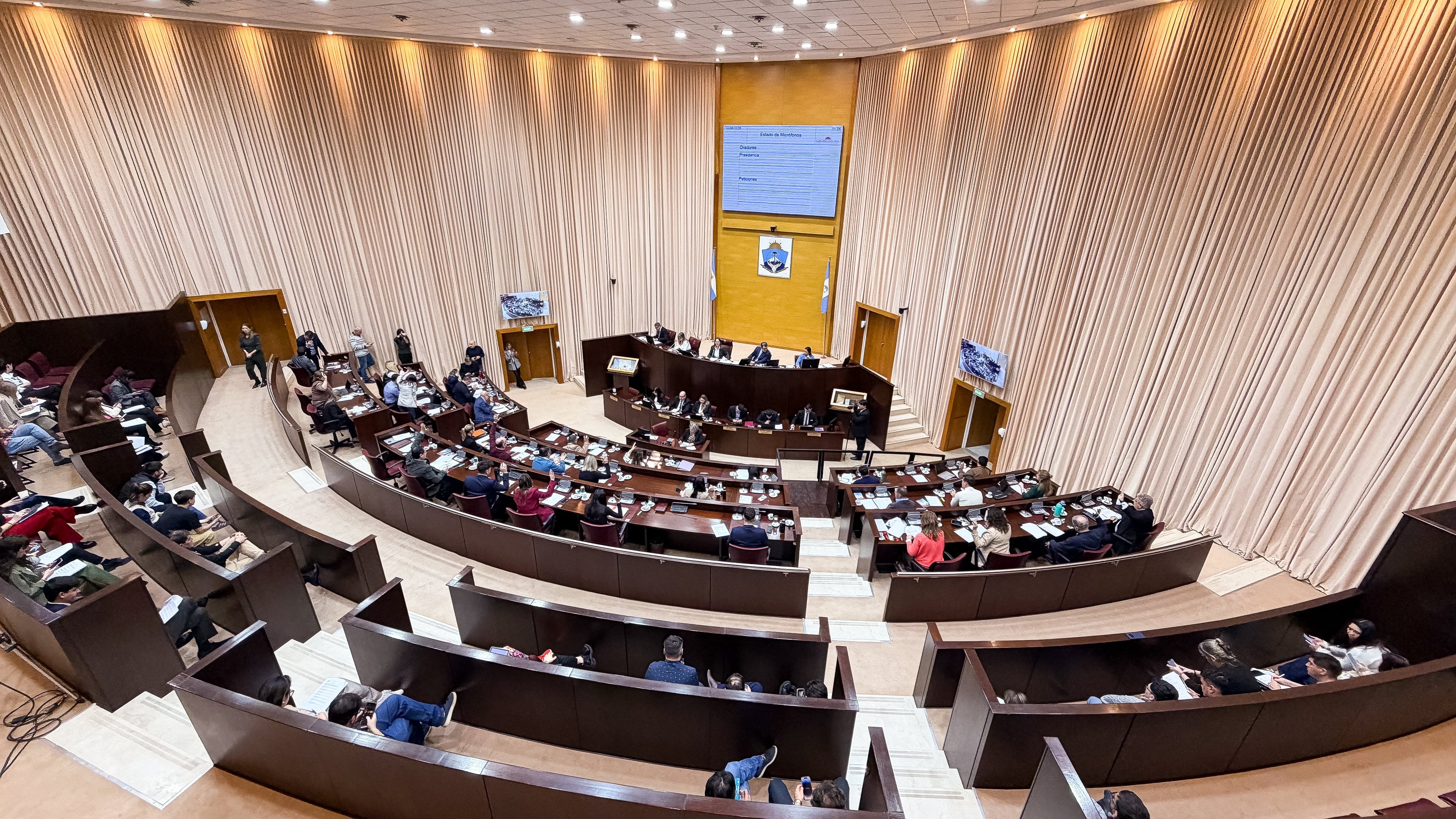 La sesión contó con la participación de los 35 diputados y diputadas (Foto @LegislaturaNqn)