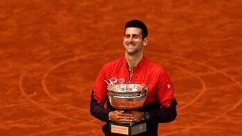 Djokovic gana Roland Garros, supera