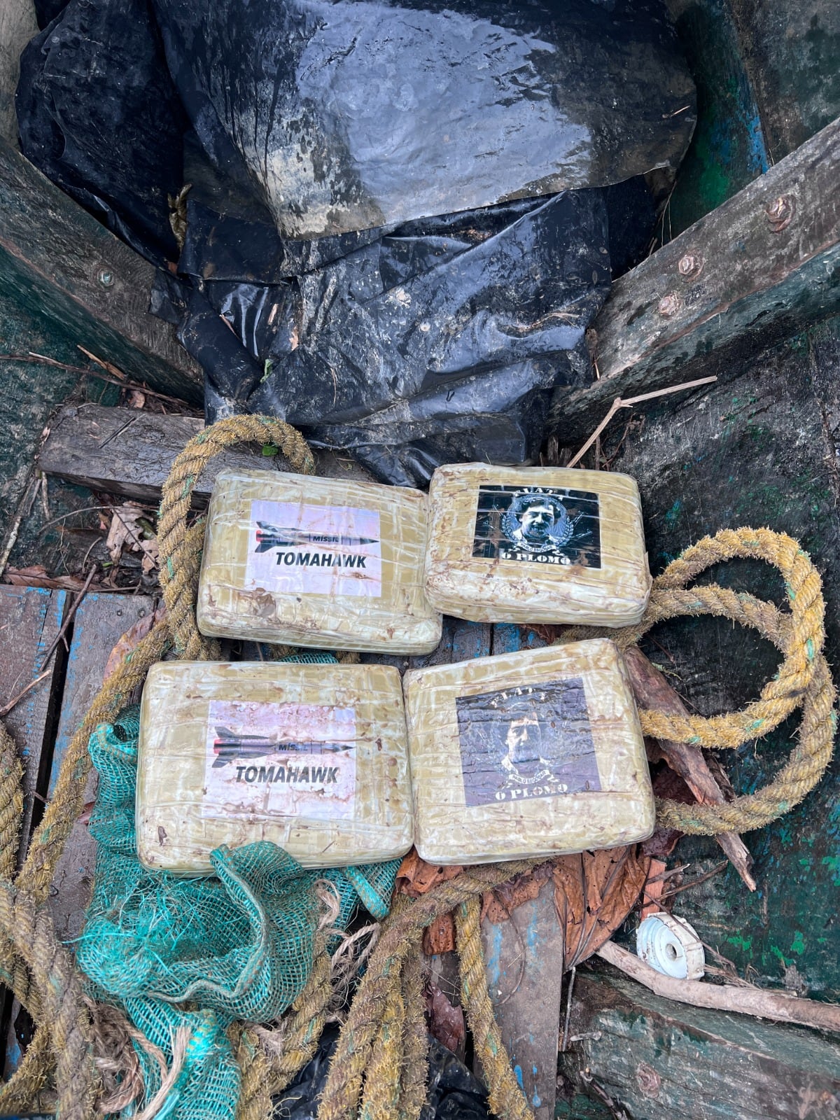 Hallazgo de paquetes prensados de cannabis - crédito Armada de Colombia