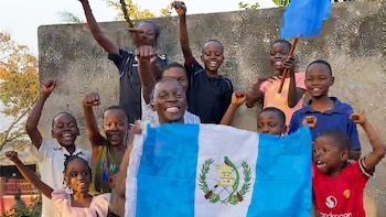 Los niños de Uganda Nansana Dance Kids quieren viajar a Guatemala, tras video de Bernardo Arévalo
