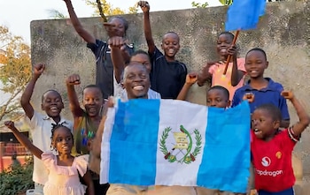 El grupo de Uganda publicó en TikTok un video con banderas de Guatemala y un mensaje directo a Bernardo Arévalo de León.