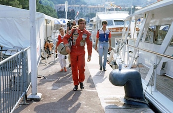 Reutemann camina tras abandonar en