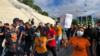 Los jóvenes marcharon pacíficamente durante
